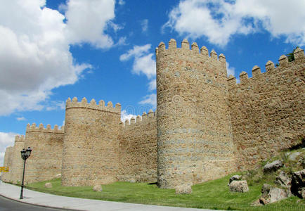 西班牙阿维拉的城墙塔楼和堡垒，由黄色石砖制成