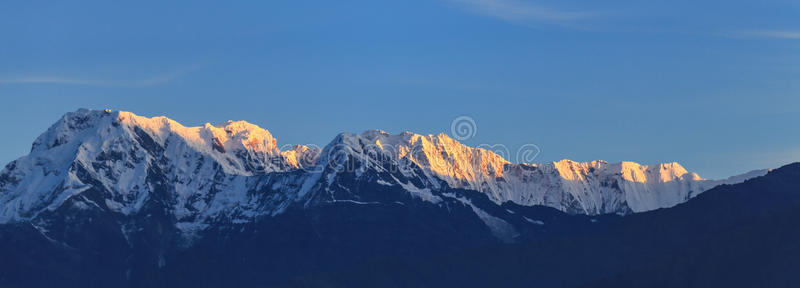 尼泊尔博卡拉的雪山