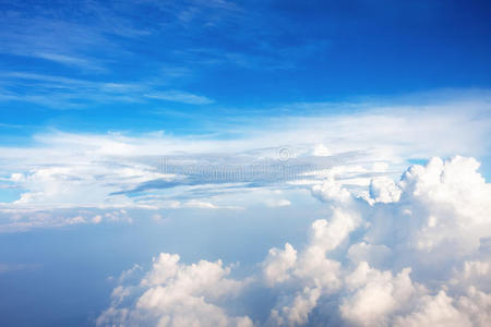 白云和深蓝色的天空