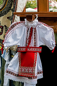 罗马尼亚小女孩传统服装