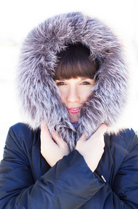 冻僵了美丽的女孩在冬天冻僵了照片