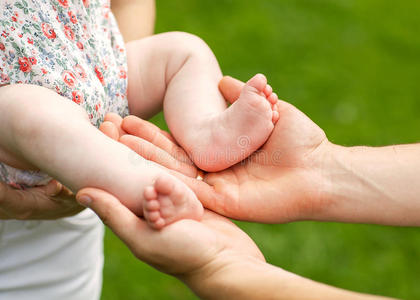 婴儿的脚托在父亲的手上。