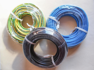 工程生成组件车辆电线电缆从地面看到一个巨大的电源线支持红色梯子