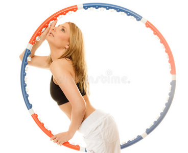 穿着运动装的女孩在用呼啦圈做运动。