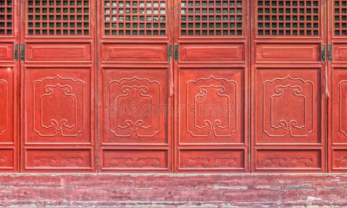 红木门古色古香的红木寺木雕门照片