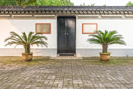 中国古建筑的传统木门和水泥栅栏