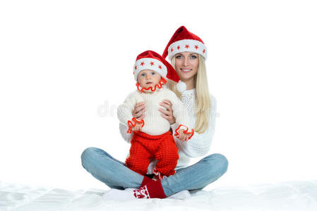 可爱的妈妈和宝宝戴着圣诞帽