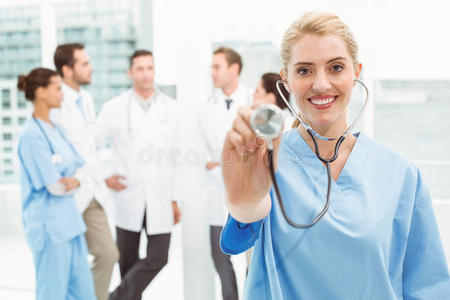 女外科医生用听诊器的肖像