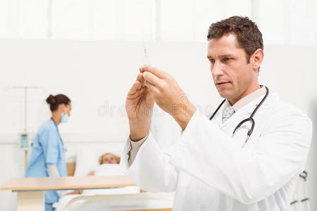 医生带着同事和病人在后面打针