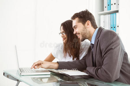 商务人士在办公室使用笔记本电脑