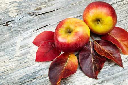 木桌上的红苹果