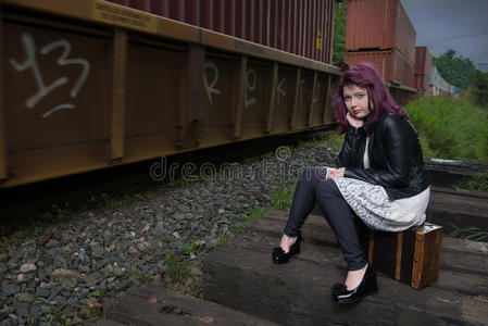 逃避问题悲伤的离家出走的女孩等待火车来逃避她的问题照片