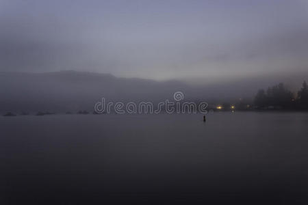 湖面上的晨雾