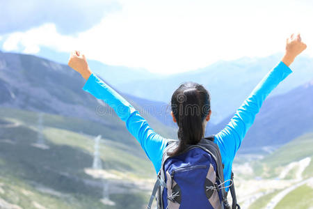 欢呼雀跃的徒步妇女欣赏山顶美景