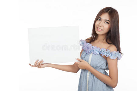美丽的亚洲女人举着空白的牌子
