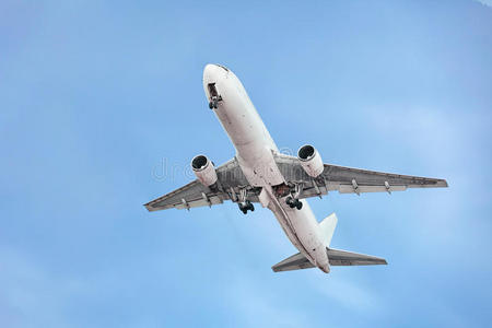 空中背景上的客机