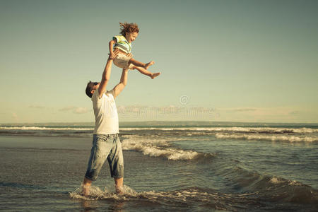 父子俩在海滩上玩耍
