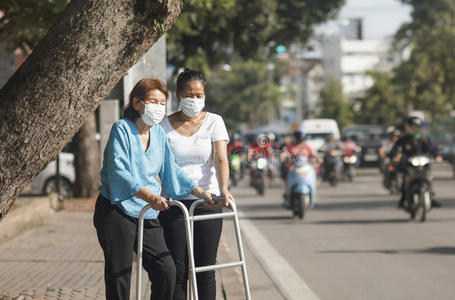 老年妇女戴口罩保护空气污染