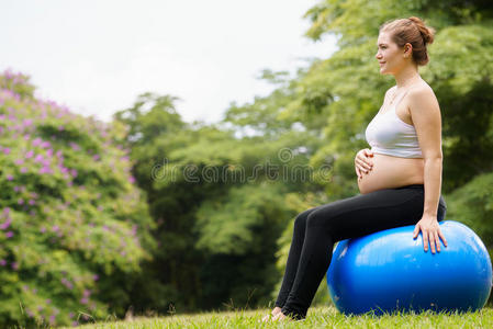 孕妇肚皮瑞士健身球健身公园