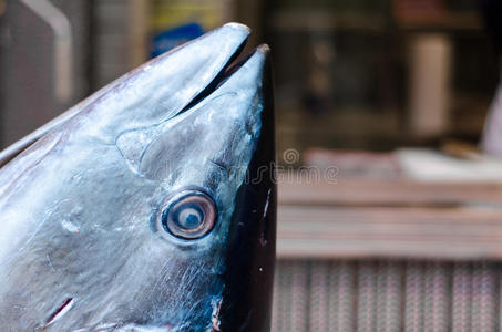 在东京的一个书桌市场上，金枪鱼切掉了头