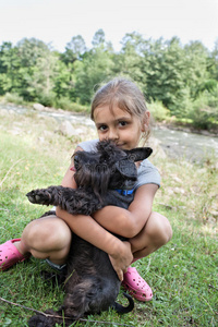 小女孩和她的小狗