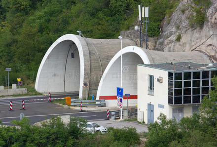 高速公路上的隧道入口