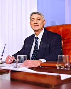 商人在办公室当老板.照片