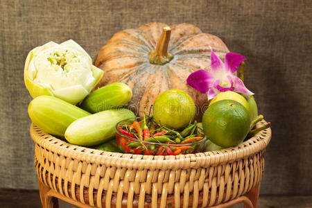 静物,竹篮里的蔬菜.照片