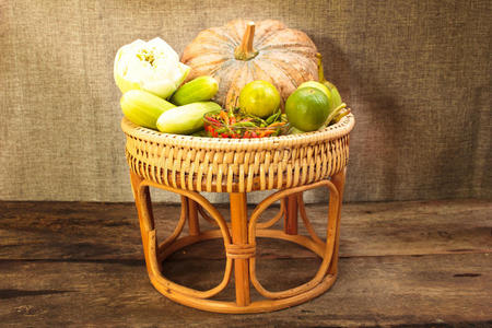 蔬菜篮子静物静物,竹篮里的蔬菜.照片