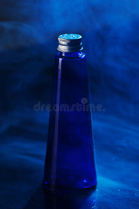 背景是蓝色的小瓶子