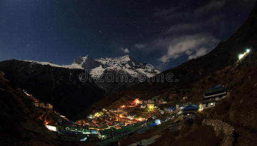 南车集市村孔德日山后夜空星辰掠过。尼泊尔