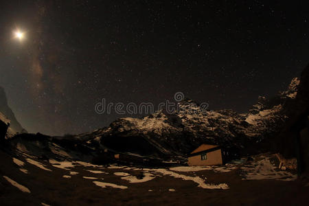 多尔村，昆比拉山后面，云朵和星星掠过的夜空。尼泊尔