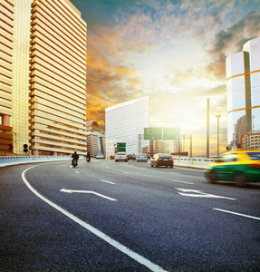 陆上交通用夕阳城市场景作为城市生活的背景,背景照片