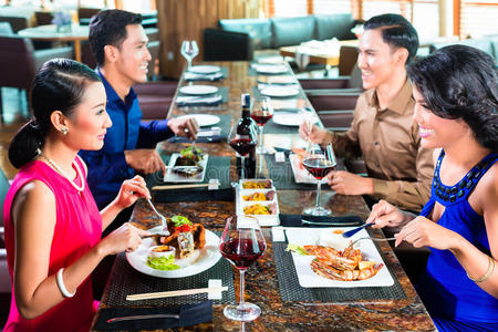 去吃饭亚洲朋友在餐厅吃饭照片