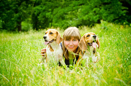 带着小猎犬犬的女人