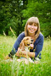 带着小猎犬犬的女人