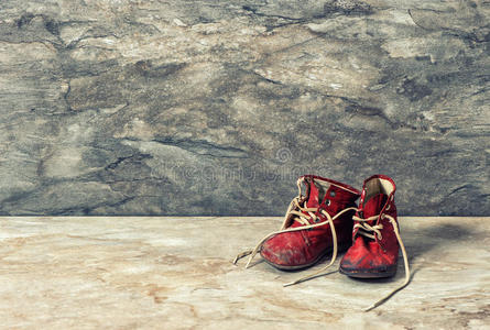 复古红色婴儿鞋。复古风格色调图片