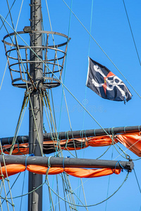 历史悠久的船上挂着海盗旗