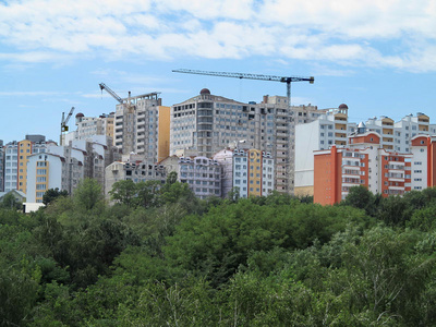 现代公寓式住宅，绿林蓝天