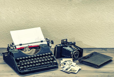 古董打字机和复古照相机