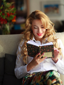 快乐的年轻女人在家看书
