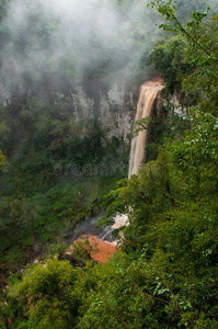 迷人的瀑布在米西奥内斯地区，阿根廷北部