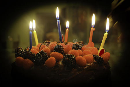 蜡烛生日快乐浪漫烛光晚餐生日蛋糕五颜六色的生日蛋糕和蜡烛生日蛋糕