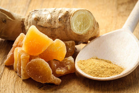 姜末乡村餐桌上的鲜榨姜末照片