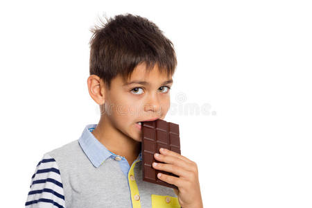 男孩吃巧克力的画像