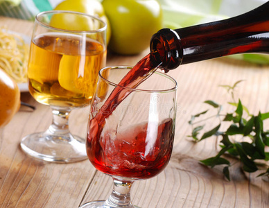 倒白酒倒酒图片