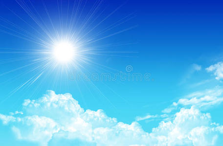 云和太阳背景的天空.照片