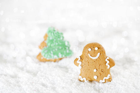 圣诞雪上的姜饼人和圣诞树