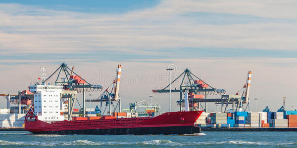 鹿特丹港集装箱船通过起重机