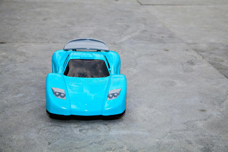 沥青路上的蓝色玩具车
